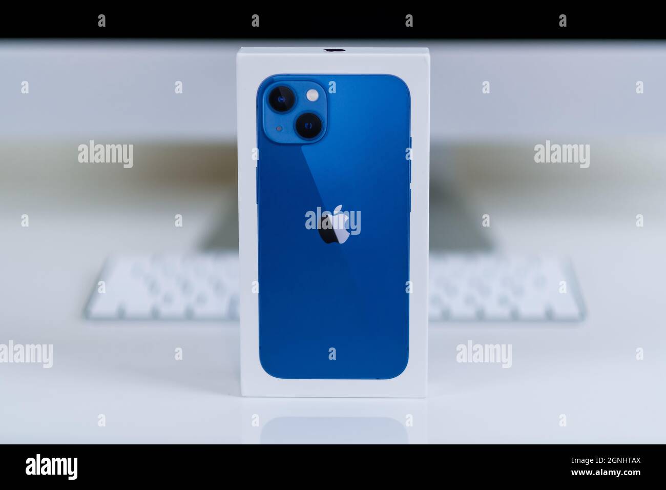 IPhone 13 in blau Stockfoto