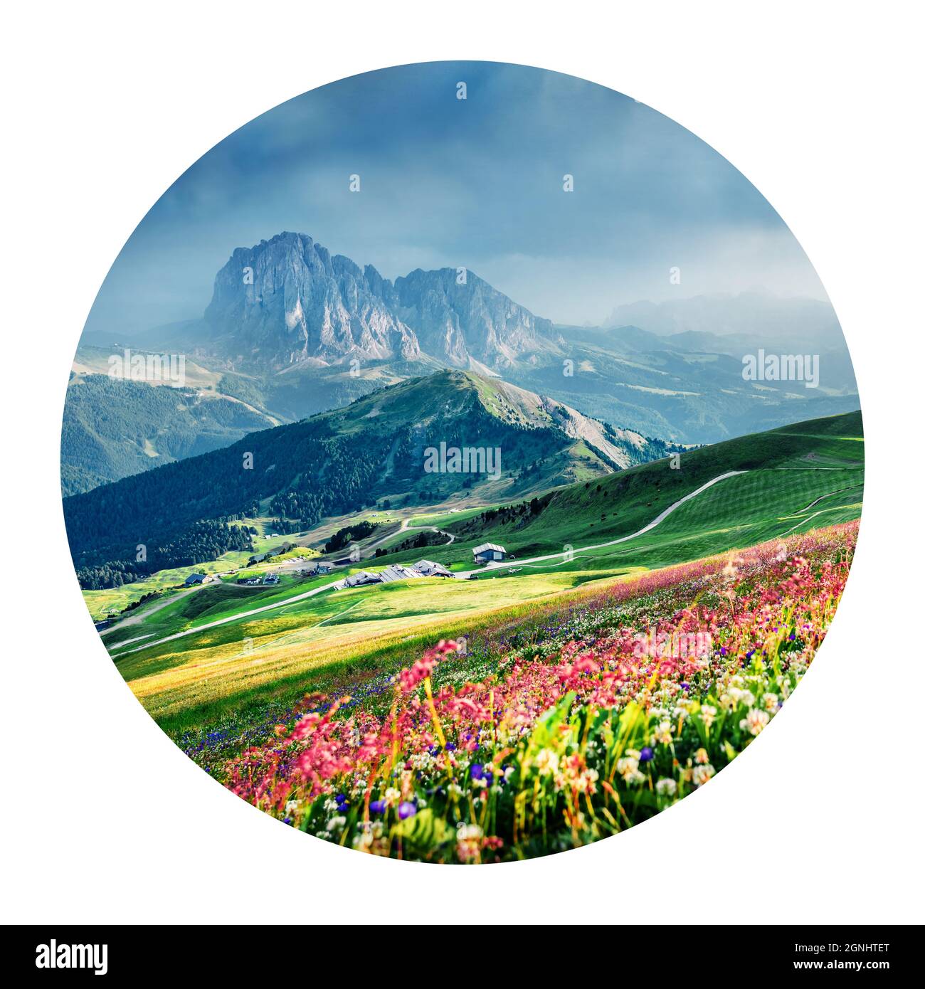 Runde Ikone der Natur mit Landschaft. Dramatische Sommeransicht von Langkofel und Sellagruppe, Nationalpark Dolomiten, Italien, Europa. grödnertal Stockfoto