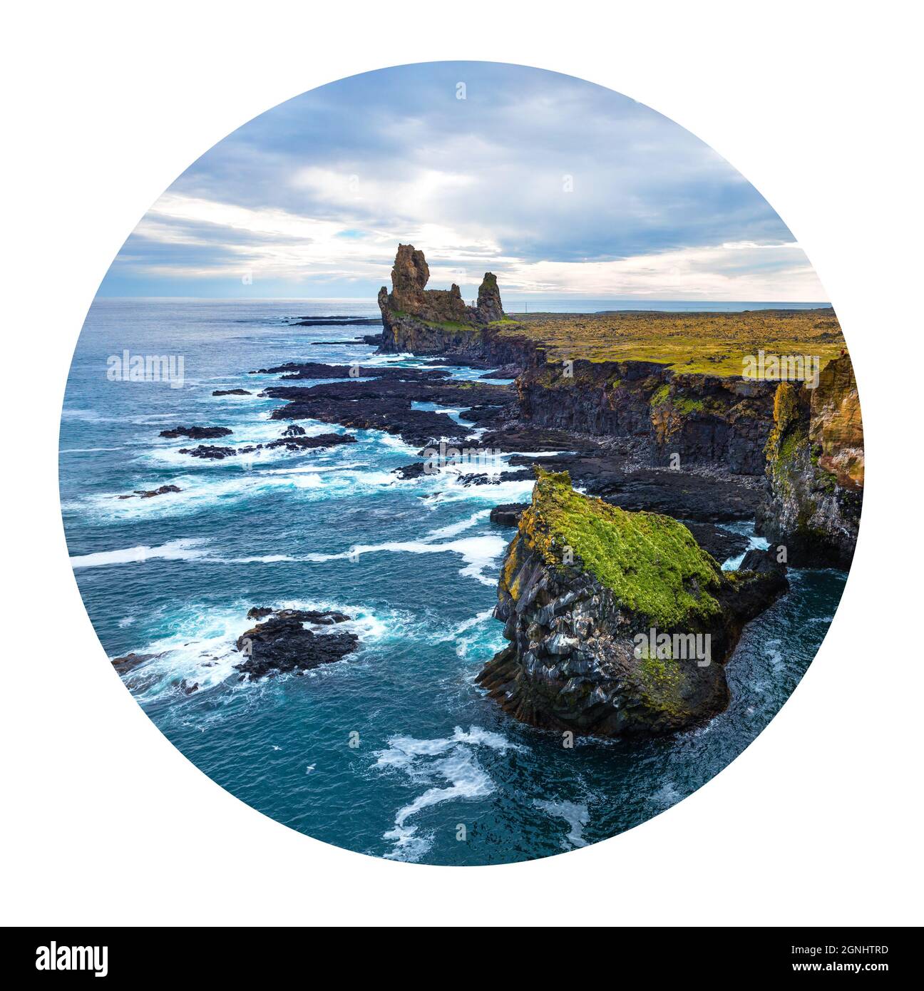 Runde Ikone der Natur mit Landschaft. Düsterer Sommertag auf der Halbinsel Snafellsnes. Wolkig am Atlantischen Ozean, westlich von Borgarfjor gelegen Stockfoto
