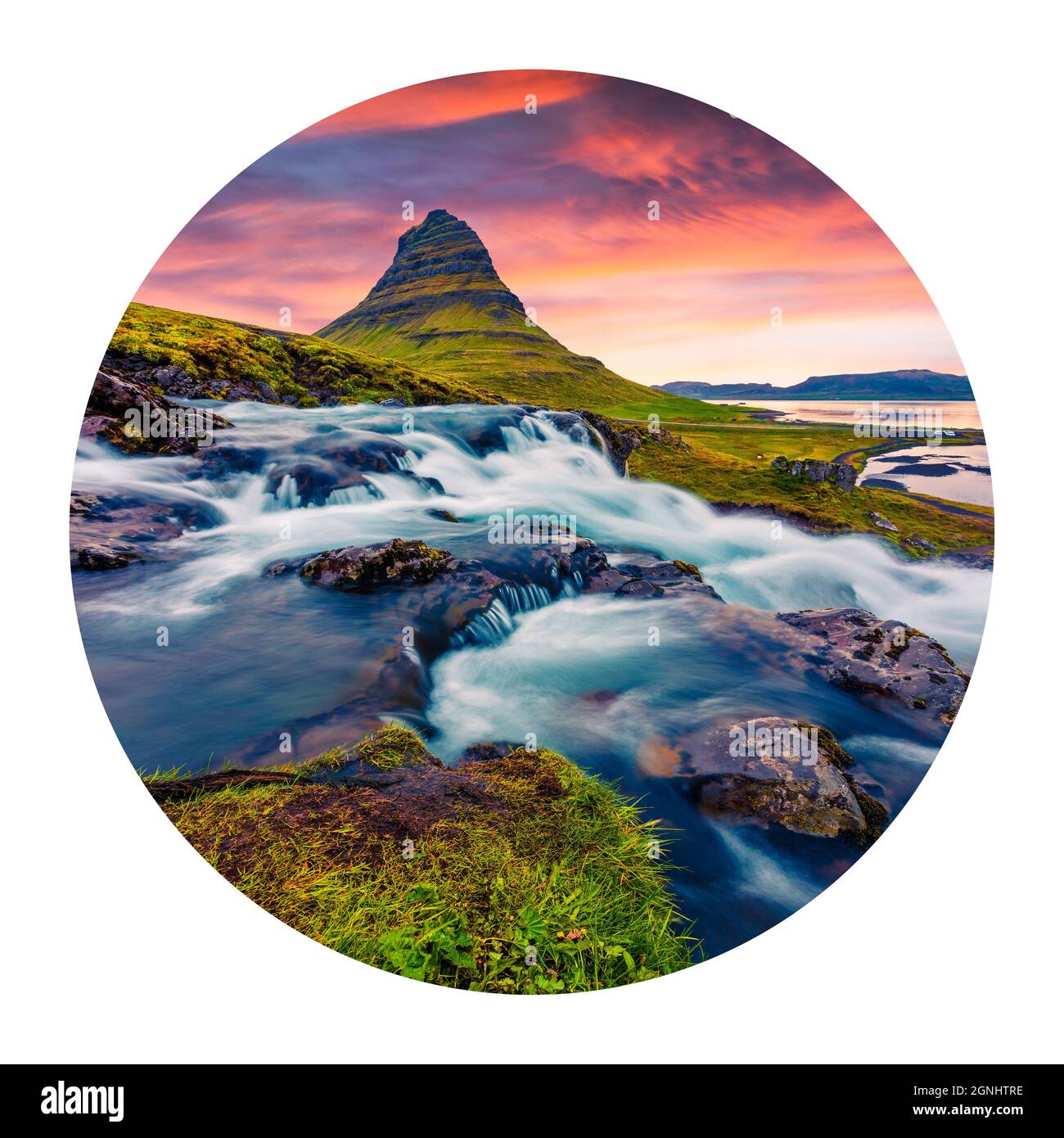 Runde Ikone der Natur mit Landschaft. Malerischer Sonnenuntergang im Sommer auf dem berühmten Kirkjufellsfoss Wasserfall und dem Kirkjufell Berg, Island, Europa. Photograp Stockfoto