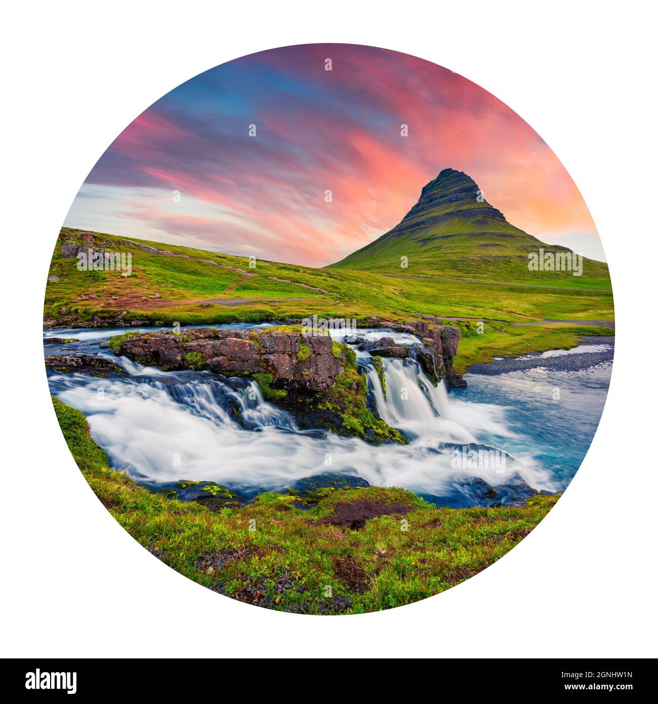 Runde Ikone der Natur mit Landschaft. Majestätischer Sonnenuntergang im Sommer auf dem berühmten Kirkjufellsfoss Wasserfall und dem Kirkjufell Berg. Dramatische Abendszene von Eis Stockfoto