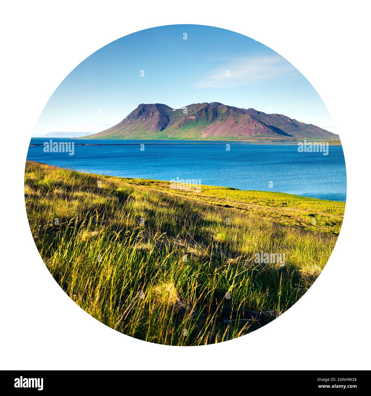 Typische isländische Landschaft mit vulkanischen Bergen und reinem Wasserfluss. Sonniger Sommermorgen an der Westküste Islands, Europa. Fotografie in einem Kreis Stockfoto