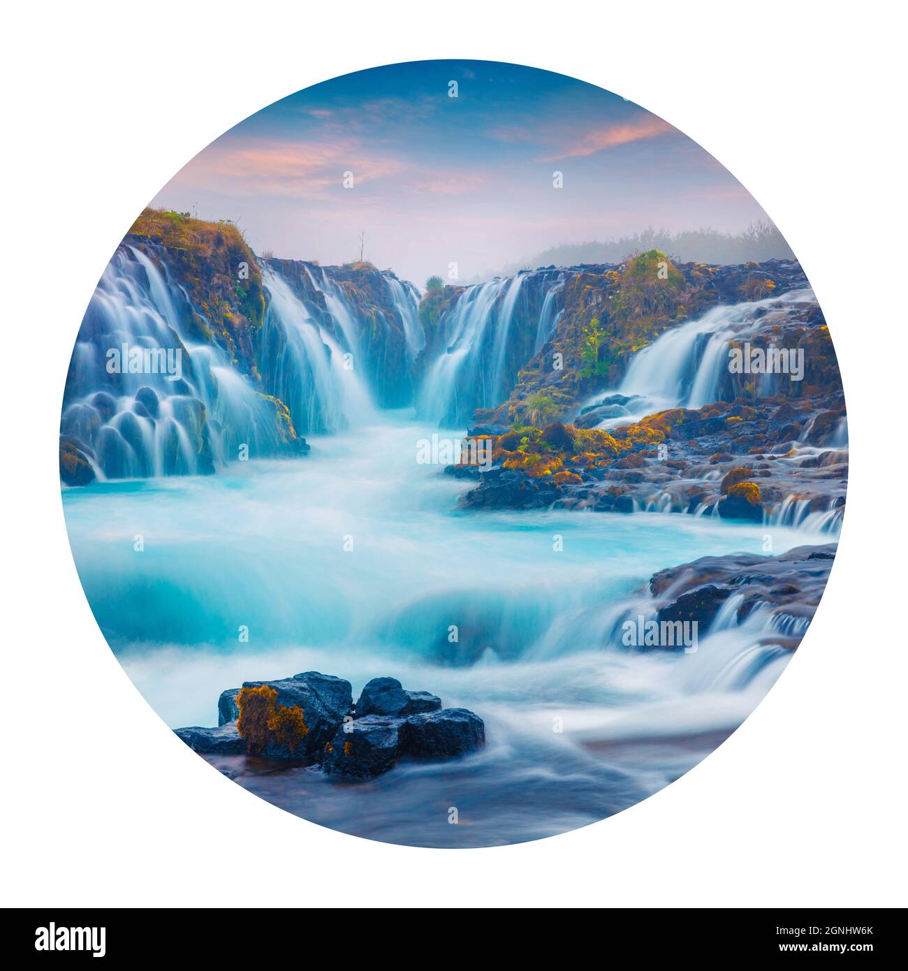 Runde Ikone der Natur mit Landschaft. Neblige Sommeransicht des einzigartigen Wasserfalls - Bruarfoss. Bunte Morgenszene von Südisland, Europa. Fotografie i Stockfoto
