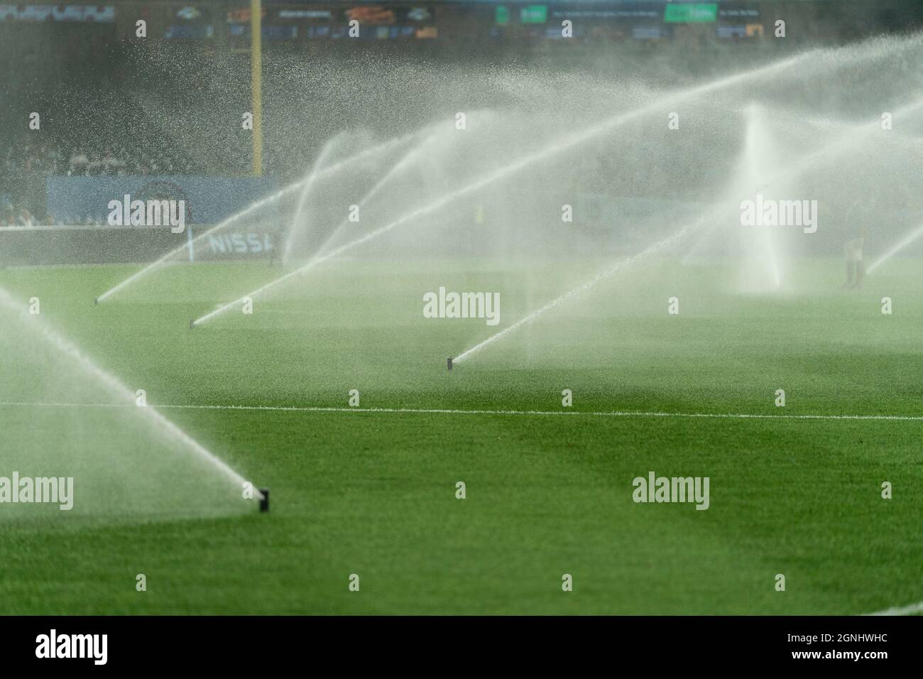 New York, NY - 25. September 2021: Vor dem regulären Saisonspiel der NYCFC gegen die New York Red Bulls im Yankee-Stadion sprießen Wasserspritze auf dem Spielfeld Stockfoto