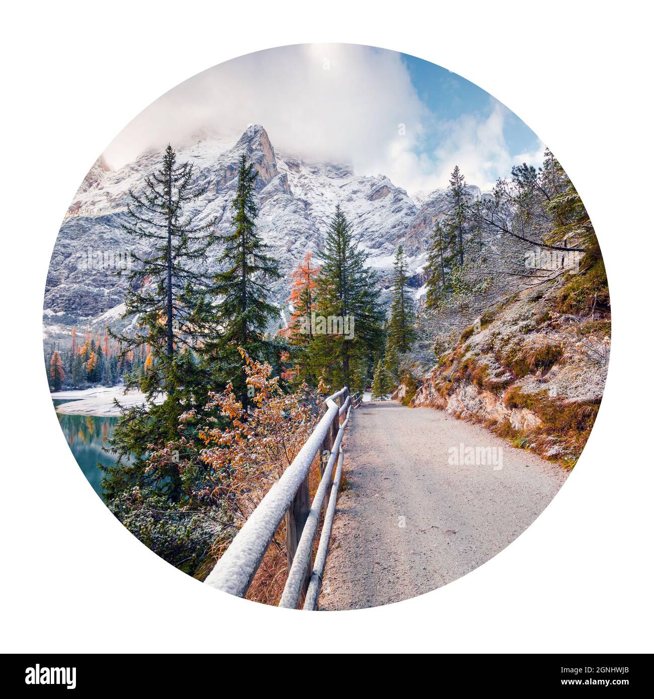 Runde Ikone der Natur mit Landschaft. Erster Schnee auf dem Prags Lake. Bunte Herbstszene der italienischen Alpen, Naturpark Fanes-Sennes-Prags, Dolomiten, Italien, Stockfoto