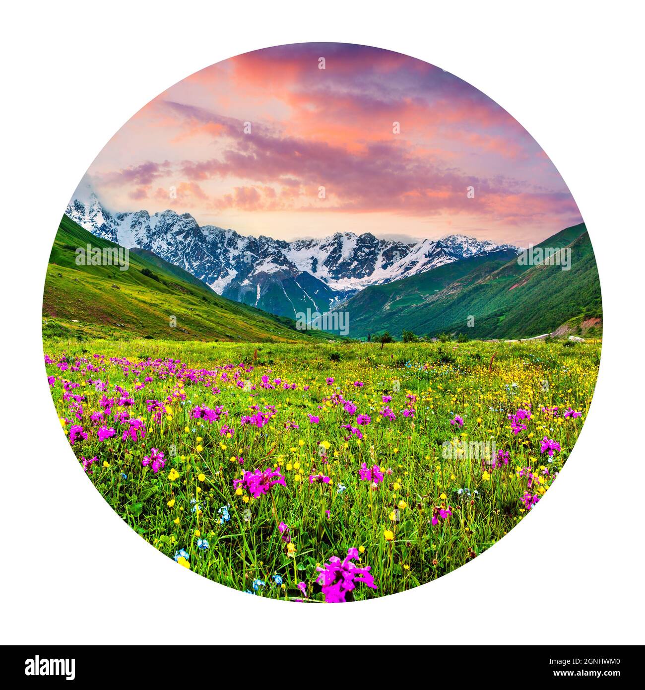 Runde Ikone der Natur mit Landschaft. Fabelhafter Sommeraufgang in den Kaukasus-Bergen, Hauptkaukasus-Kamm, Ushguli Dorf Lage, Obere Svaneti, Stockfoto
