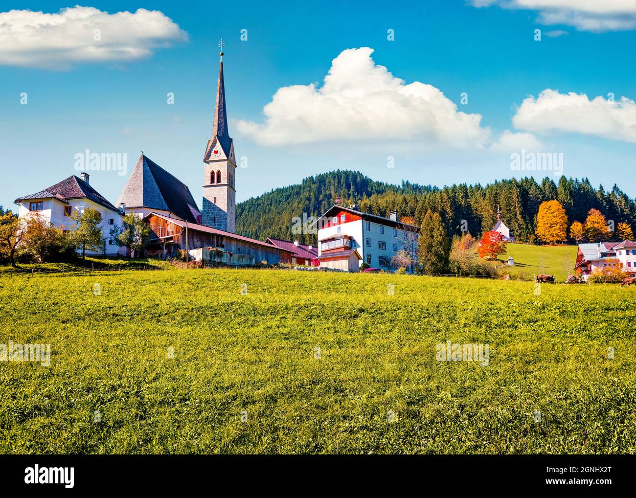 Sonnige Herbstszene der katholischen Pfarrkirche. Fesselnde Morgenansicht des Dorfes Gosau im Bezirk Gmunden in Oberösterreich, Europa. Tra Stockfoto