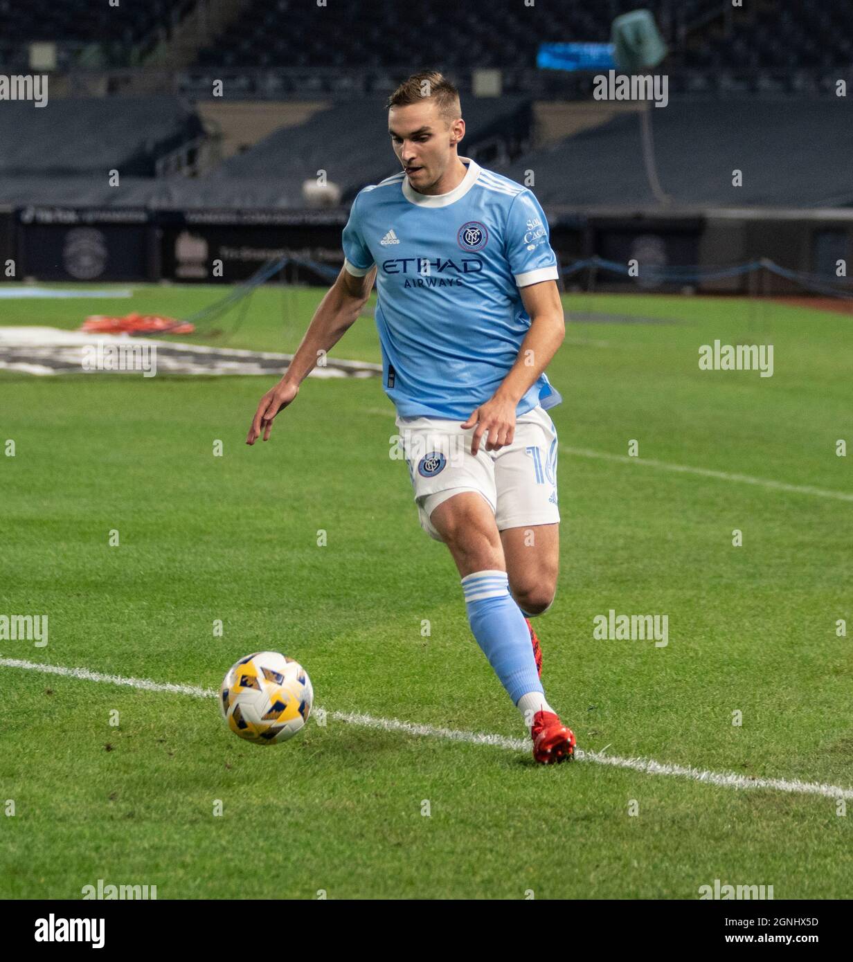 James Sands 16 Von Nycfc Kontrolliert Den Ball Wahrend Des Regularen Saisonspiels Gegen Die New York Red Bulls Im Yankee Stadion In New York Am 25 September 2021 Die Red Bulls Haben Das