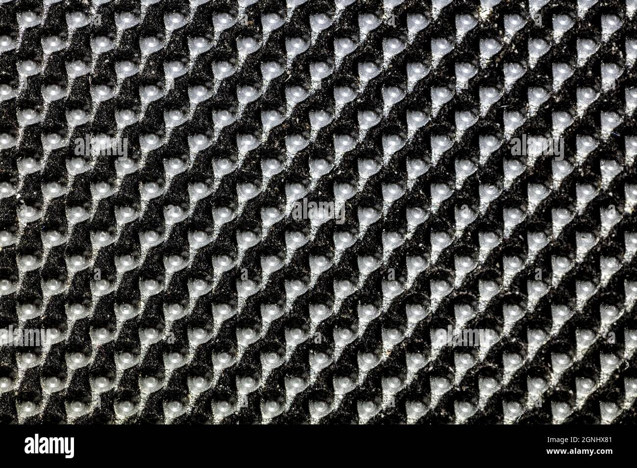 Schwarze holprige Gummioberfläche als Hintergrund. Schwarz-weiße Textur aus Gummimaterial mit Kopierraum. Blasenpunkte Hintergrundmuster. Studio ma Stockfoto