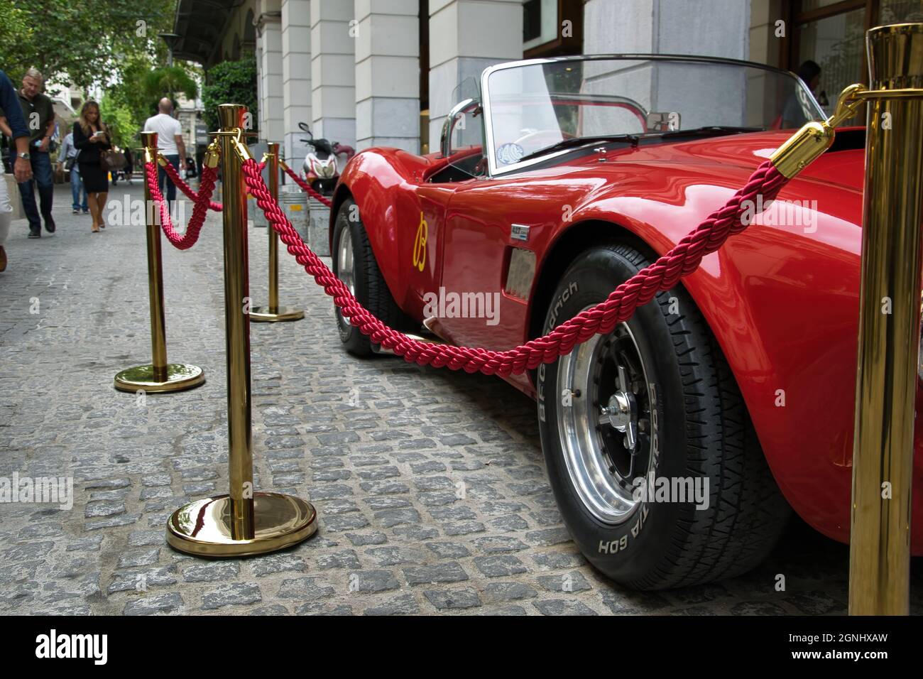 Shelby Cobra der Mythos .Red 1965 Shelby Cobra,Shelby 427 Cobra 1965.designed von Carroll Shelby, um sich mit Ferrari-Autos zu beschäftigen.Hier sehen wir sie in Athen Stockfoto