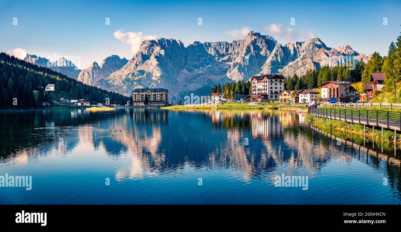 Panoramablick auf das Dorf Misurina, Nationalpark Tre Cime di Lavaredo