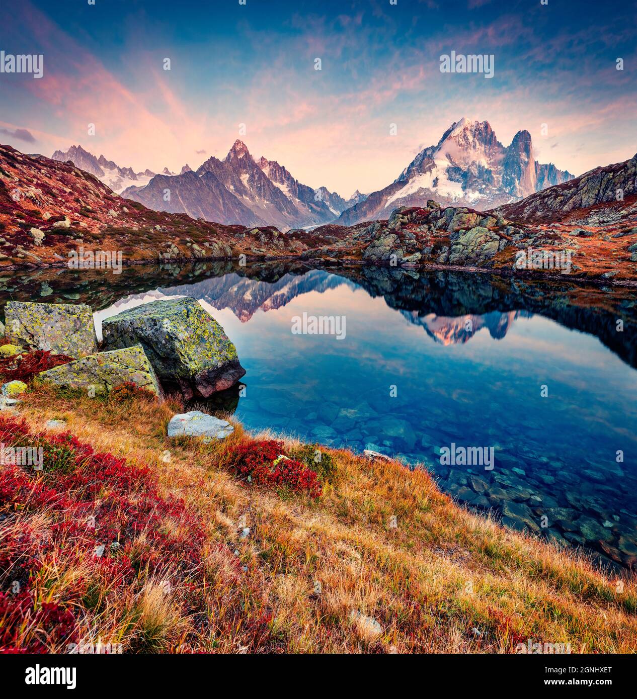 Beeindruckender Sonnenuntergang im Naturschutzgebiet Vallon de Berard, Graian Alps, Frankreich, Europa. Tolle Herbstansicht des Cheserys Sees/Lac De Cheserys, Chamonix loc Stockfoto