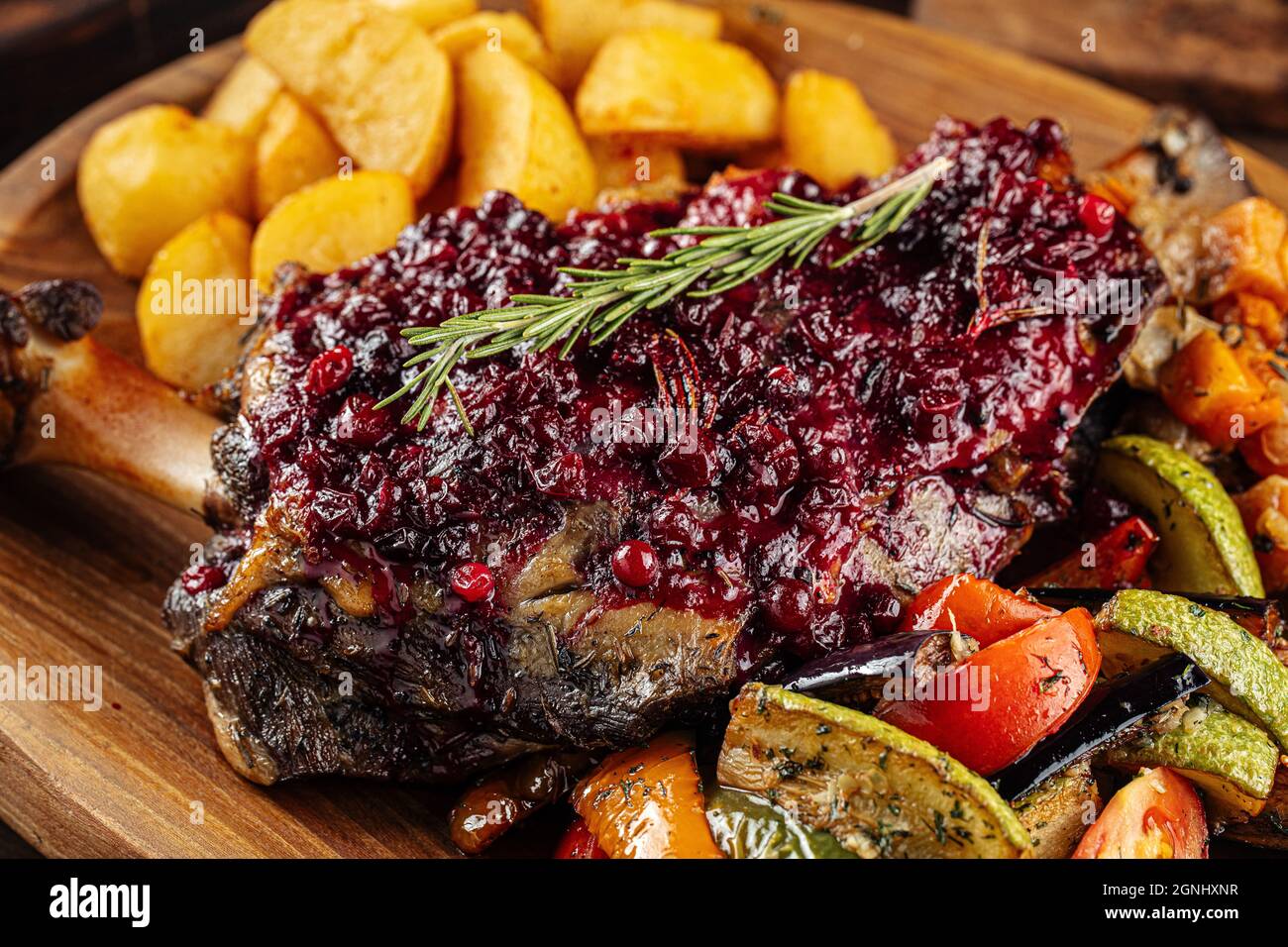 Lammknöchel mit Preiselbeersauce und Gemüse Stockfoto