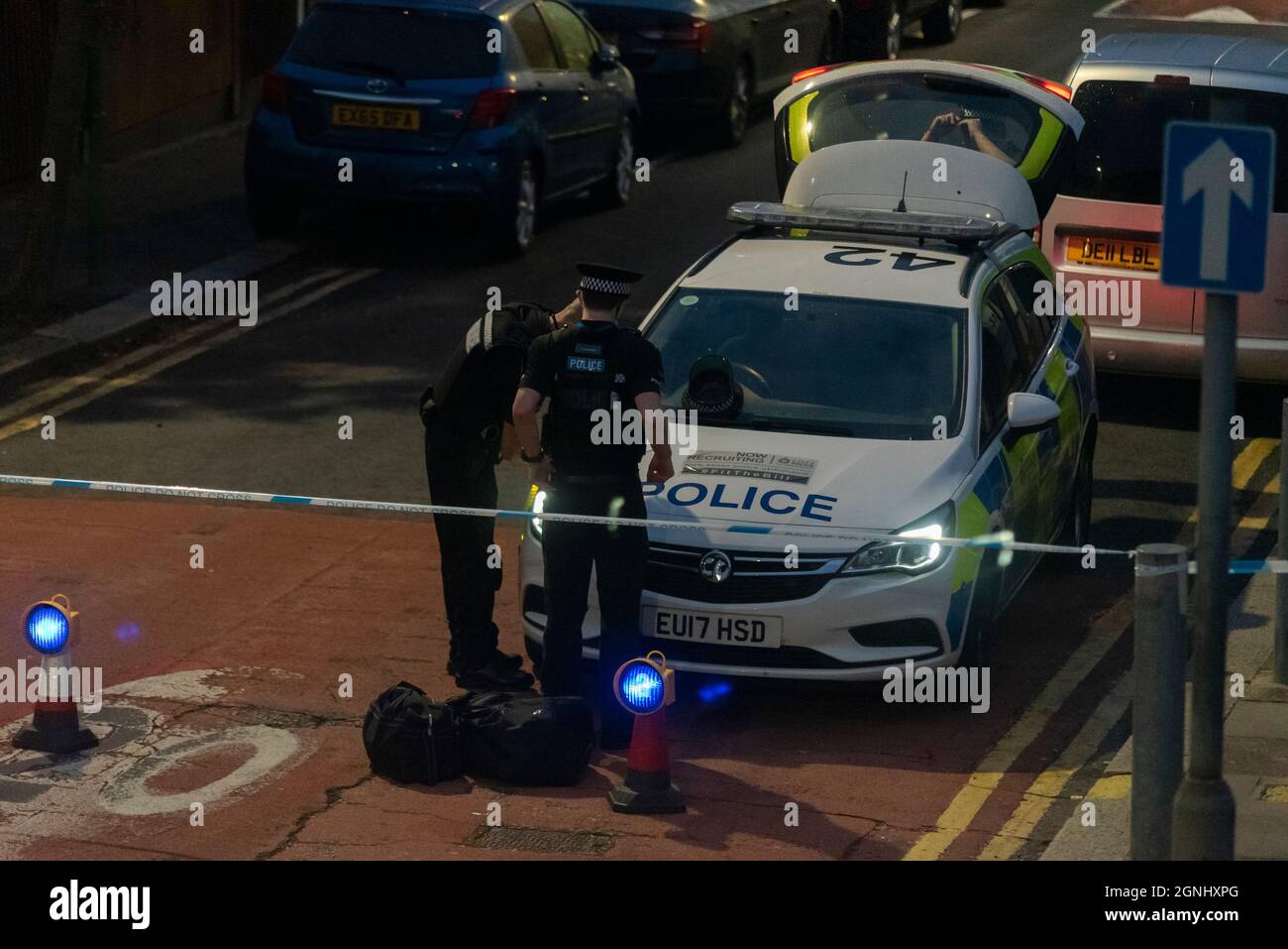 Hainault Avenue, Westcliff on Sea, Essex, Großbritannien. September 2021. Die Hainault Avenue in Westcliff wird seit etwa 23:00 am Samstagabend, dem 25. September 2021, mit unbestätigten Berichten über einen Mord von der Polizei gesperrt. Verschiedene Polizeiwagen und -Fahrzeuge wurden beim Betreten des geschlossenen Bereichs beobachtet. Die Straße ist am Sonntagmorgen um 07:00 Uhr immer noch gesperrt. UPDATE: Es wurde bestätigt, dass ein Mann, James Avis, trotz der Bemühungen von Sanitätern vor Ort Verletzungen erlag, die während eines Angriffs erlitten wurden. Zwei Männer im Alter von 24 Jahren (Radu Ciobanu) und 27 Jahren wurden wegen Mordverdachts verhaftet Stockfoto