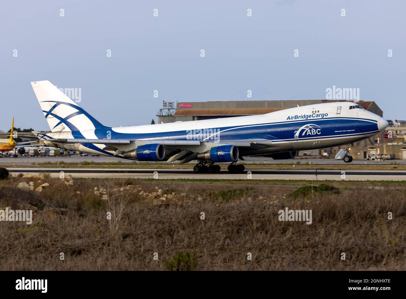 AirBridgeCargo Airlines - ABC Boeing 747-406F (REG: VQ-BWW) kommt gerade an, als die Sonne untergeht. Stockfoto