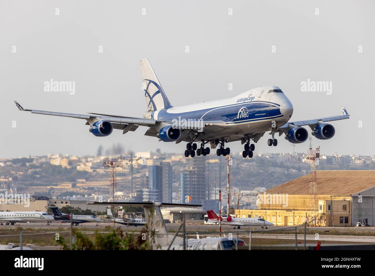 AirBridgeCargo Airlines - ABC Boeing 747-406F (REG: VQ-BWW) kommt gerade an, als die Sonne untergeht. Stockfoto
