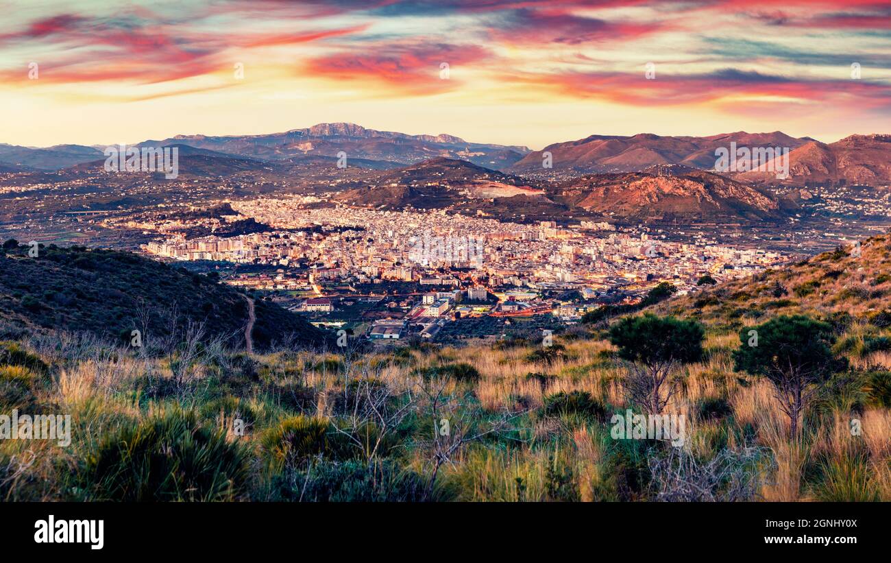 Unglaublicher Sonnenaufgang in Sizilien, Italien. Malerisches Stadtbild am Morgen der Stadt Bagheria, der Metropolstadt Palermo. Hintergrund des Reisekonzepts. Stockfoto