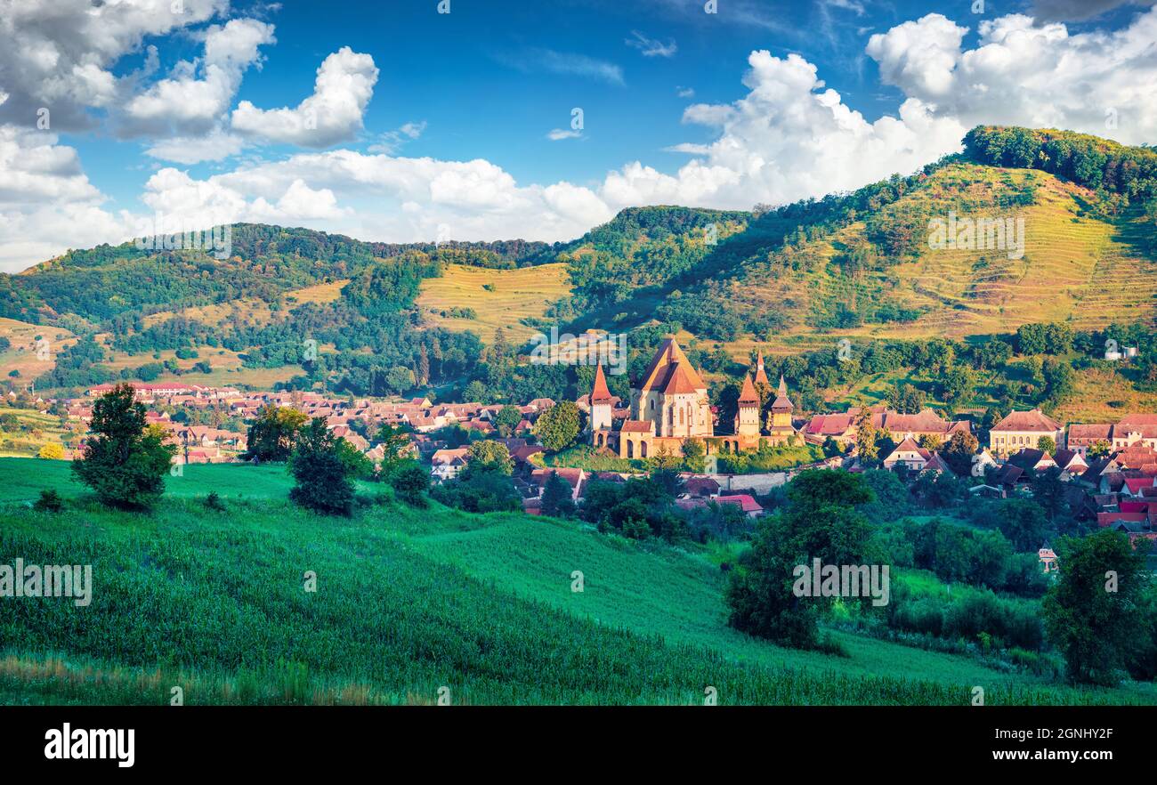 Panorama-Sommer-Ansicht der befestigten Kirche von Biertan, UNESCO-Weltkulturerbe seit 1993. Farbenfrohe Stadtansicht der Stadt Biertan, Siebenbürgen Stockfoto