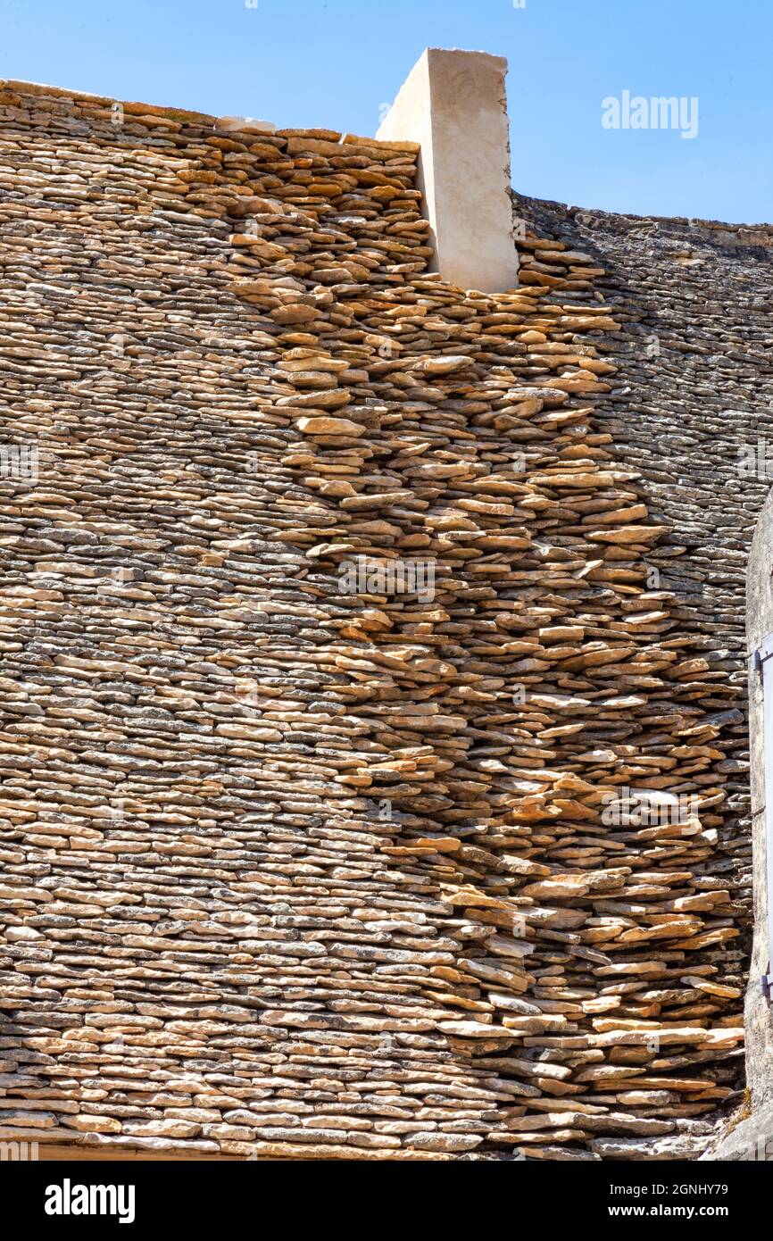 Unsual Steindach mit großer Einfachheit gebaut, zeigt Marqueyssac ein bemerkenswertes Dach aus Material typisch für die Region gemacht : Kalksteinplatten Stockfoto