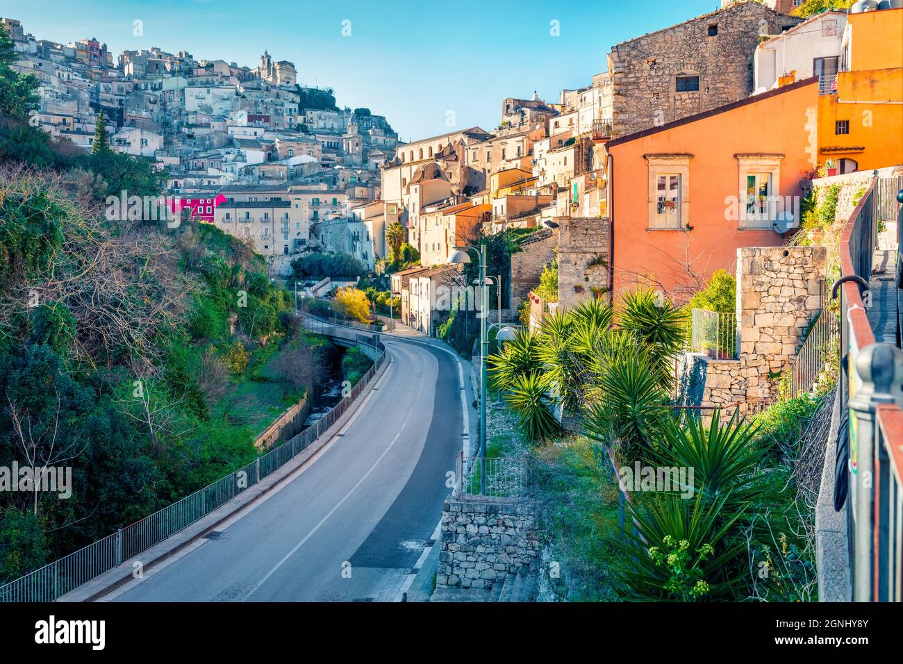 Schönes Stadtbild von Ragusa im Frühling mit der Kirche Santa Maria dell'Itria im Hintergrund. Helle Morgenszene von Sizilien, Italien, Europa. Reisen c Stockfoto