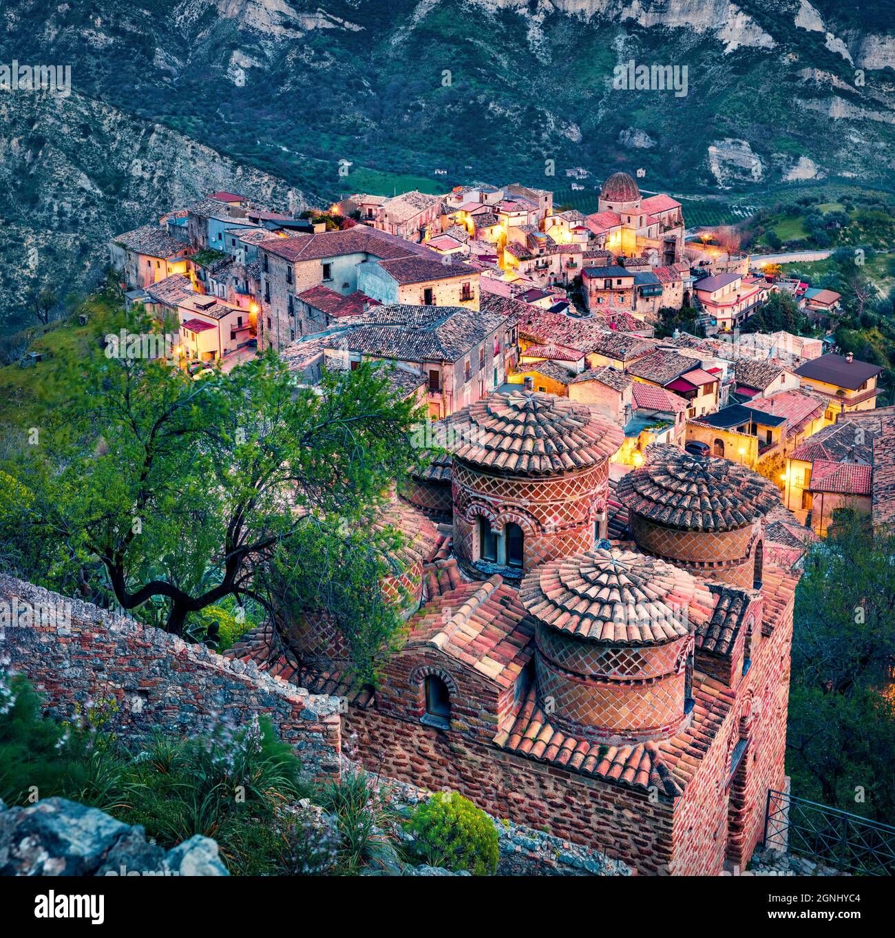 Atemberaubende Abendveranstaltung der Stadt Stilo mit der Kirche Cattolica di Stilo, Region Apulien, Italien, Europa. Hintergrund des Reisekonzepts. Stockfoto