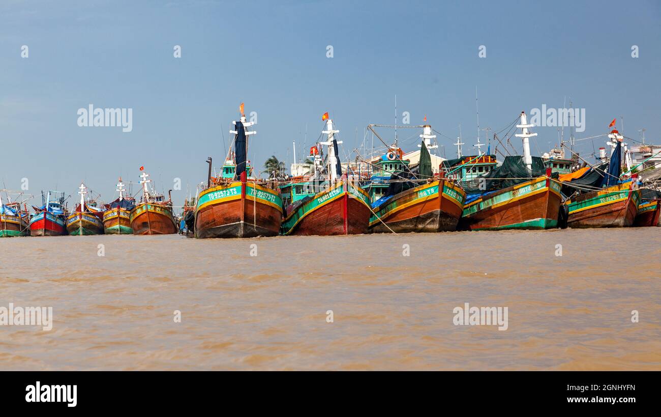 Stolze Fischereiflotte auf dem Mekong-Fluss Vietnam Stockfoto