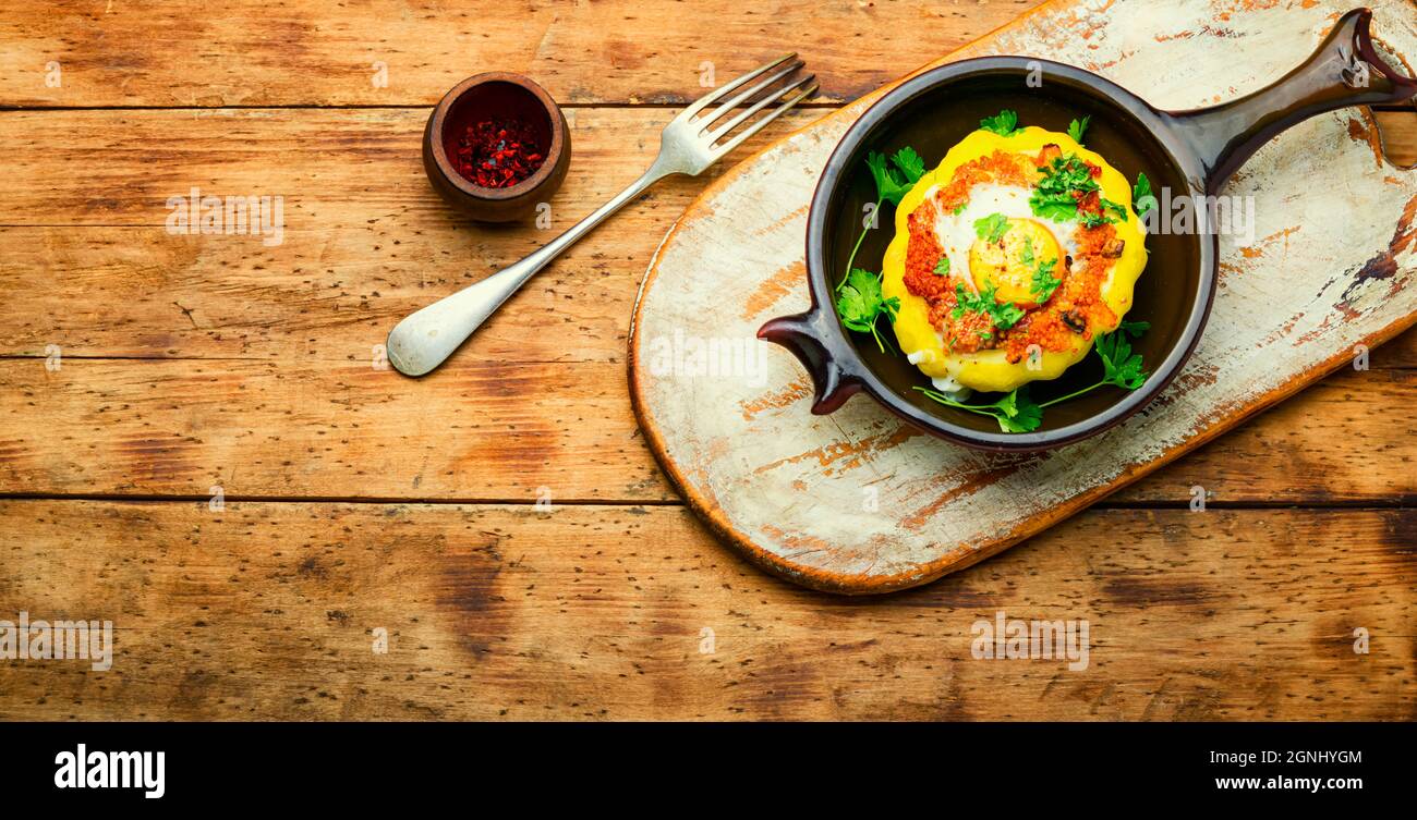 Squash gefüllt mit Couscous und Pilzen. Gebackener Patisson mit Shakshuka.Platz für Text Stockfoto