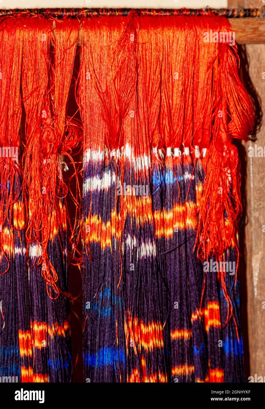 Krawatten sterben, Szene in der Seidenfabrik in Kambodscha. Seide direkt aus den Kokons von Seidenwürmern. Seidenstoff wurde im alten China erfunden und spielte ein Impo Stockfoto
