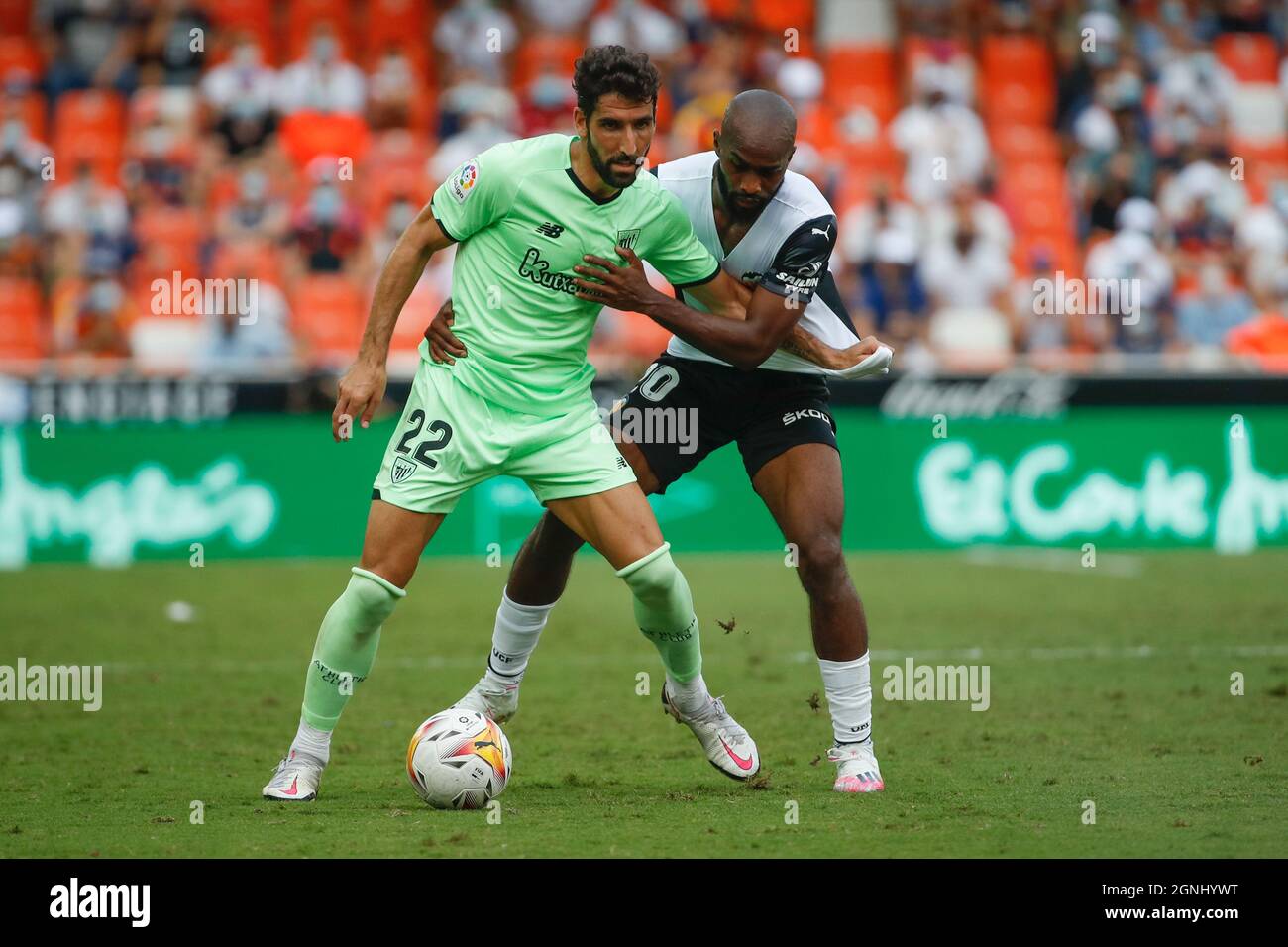 Raul Garcia vom Athletic Club in Aktion mit Dimitri Foulquier vom FC Valencia während des La Liga-Spiels zwischen dem FC Valencia und dem Athletic Club im Mestalla-Stadion in Valencia, Spanien. Stockfoto