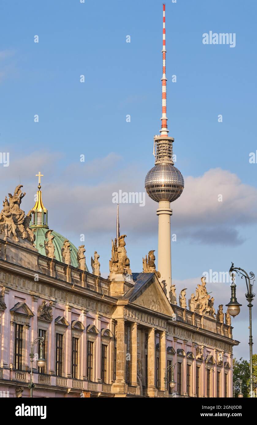 Das Deutsche Historische Museum in Berlin mit dem Fernsehturm im Hintergrund Stockfoto