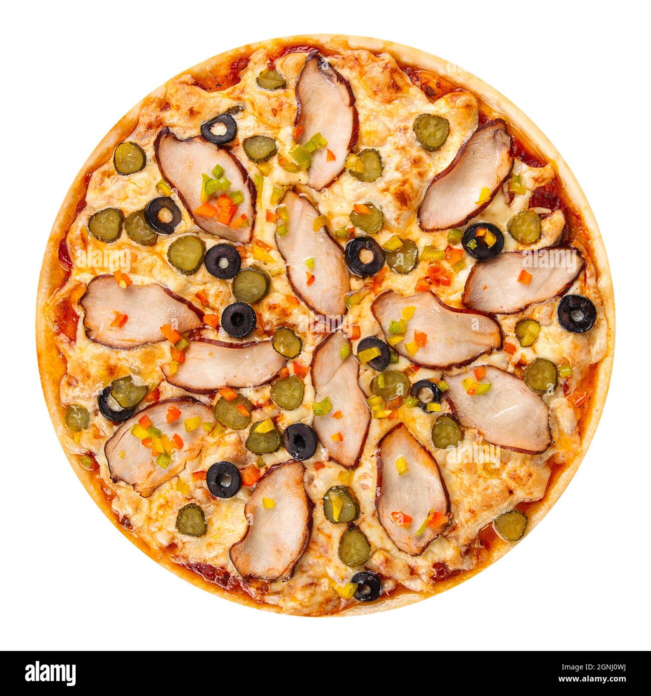 Isolierte Pizza mit geräuchertem Huhn und Oliven Stockfoto