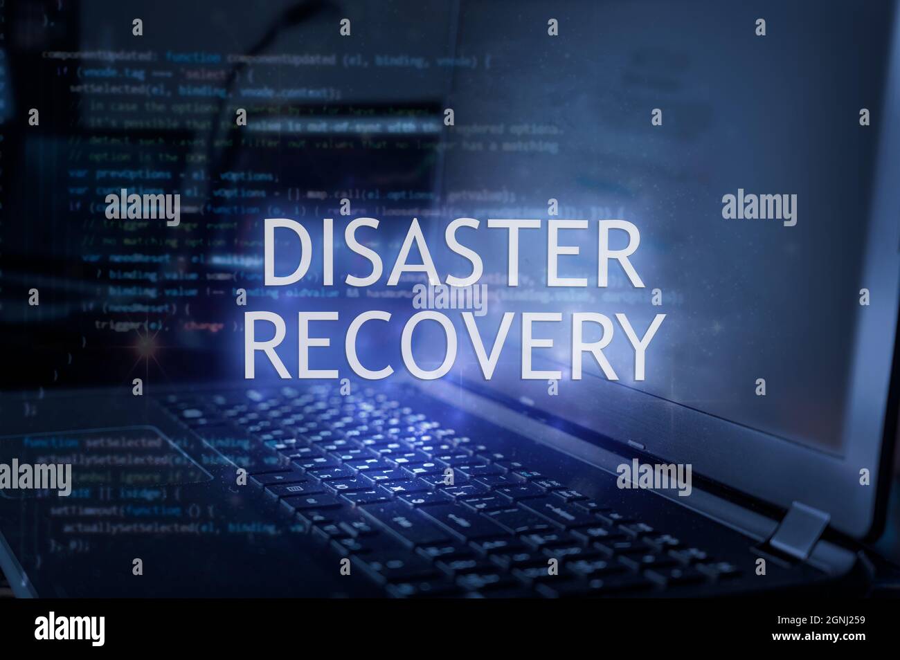 Disaster-Recovery-Inschrift vor Laptop- und Codehintergrund. Technologiekonzept. Stockfoto