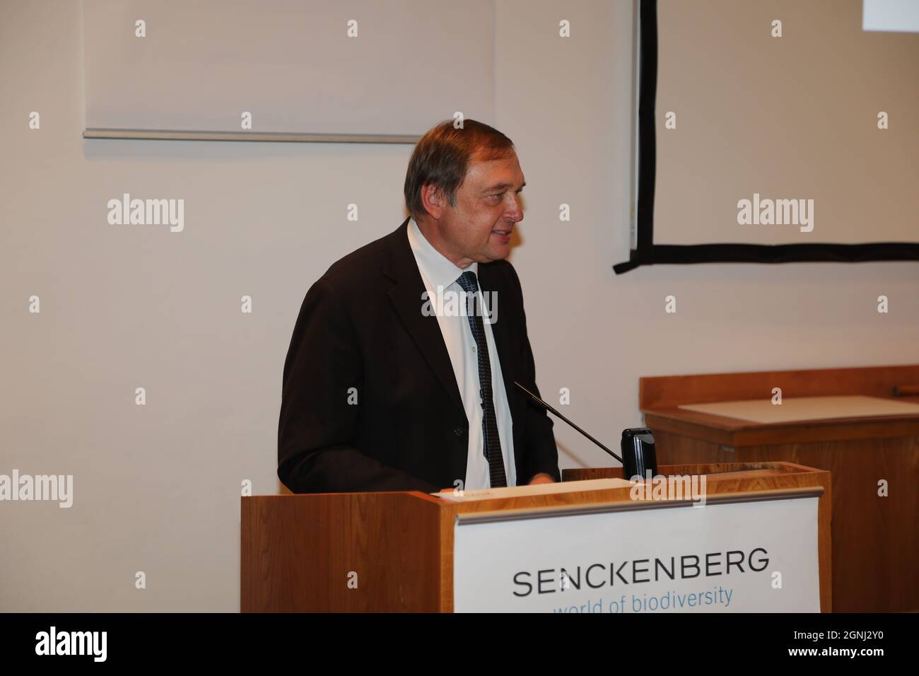 Im Bild: Willi Xylander, der Förderkreis des Naturkundemuseums Görlitz gibt den 11. Görlitzer Meridian Naturfilmpreis an die Naturfilmproduktion H Stockfoto