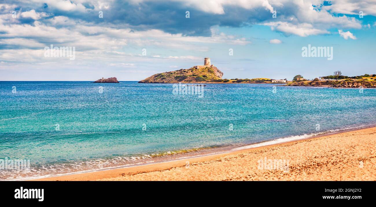 Panoramablick auf den Turm Torre del Coltellazzo o di Sant'Efisio am Morgen. Bunte Sommerszene von Sardinien, Italien, Europa. Helle Seestücke von mir Stockfoto