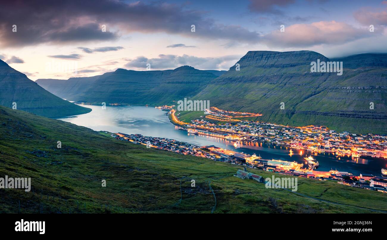 Beeindruckende sommerliche Stadtlandschaft der Stadt Klaksvik. Unglaubliche Abendszene von Bordoy Insel, Färöer, Königreich Dänemark, Europa. Reisekonzept nach hinten Stockfoto