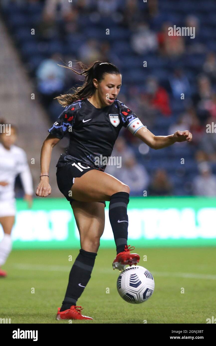 Chicago Red Stars Mittelfeldspielerin Vanessa DiBernardo (10) dribbelt den Ball während eines NWSL-Spiels gegen den Portland Thorns FC im SeatGeek Stadium, Saturda Stockfoto