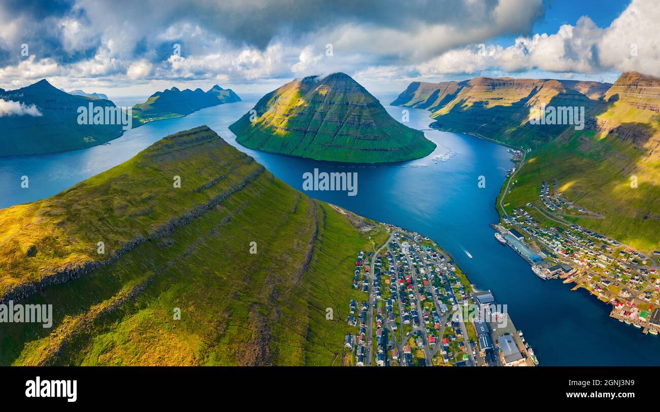 Blick von der fliegenden Drohne. Tolle Sommerstadtlandschaft der Stadt Klaksvik. Atemberaubende Morgenszene der Insel Bordoy, Färöer, Dänemark, Europa. Reisekonz Stockfoto