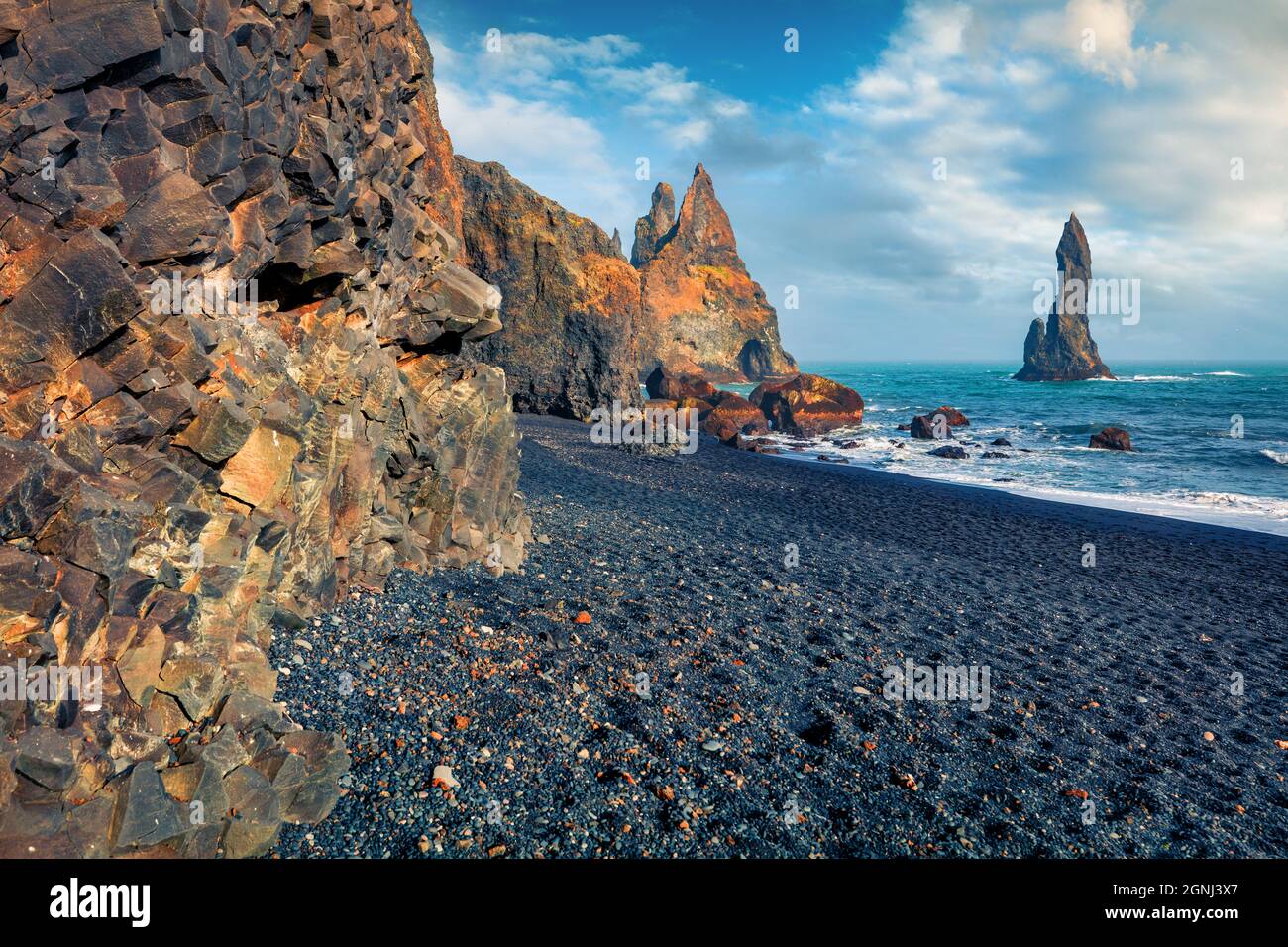 Gefrorene sechseckige Basaltsäulen an der Atlantikküste. Schwarzer Sandstrand und Reynisdrangar-Klippen. Dramatische Sommerszene von Island, Vik-Location, EUR Stockfoto