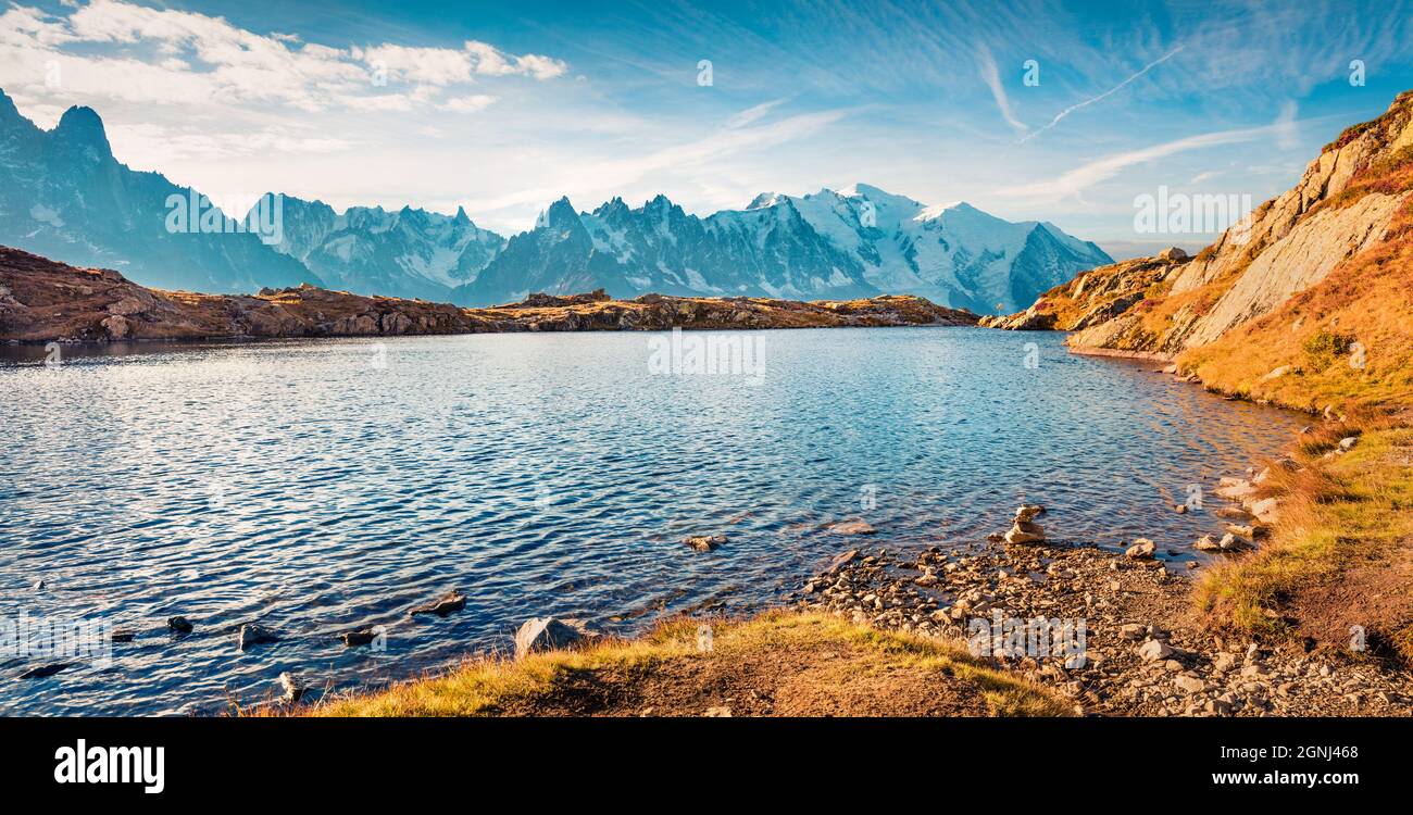 See in großer Höhe - die Berge von Heserys. Herbstpanorama auf den Gipfel des Mont Blanc, Lage in Chamonix. Perfekte Outdoor-Szene im Vallon de Berard Naturschutzgebiet Stockfoto