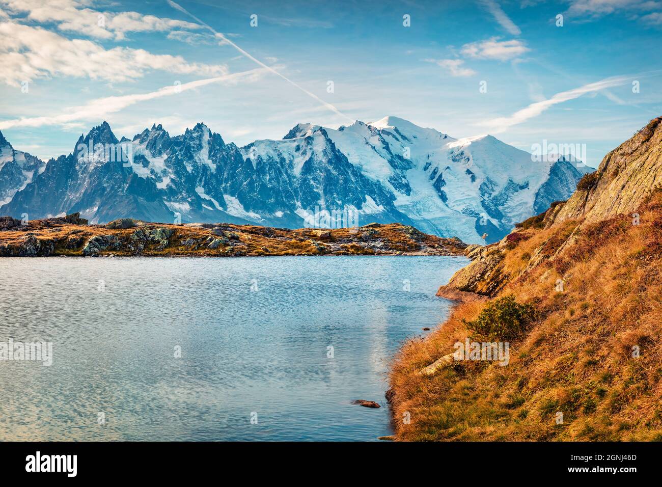 Wunderschöne Herbstansicht des Cheserys Sees mit dem Mont Blanc im Hintergrund, Chamonix Lage. Spektakuläre Outdoor-Szene im Vallon de Berard Naturschutzgebiet Stockfoto