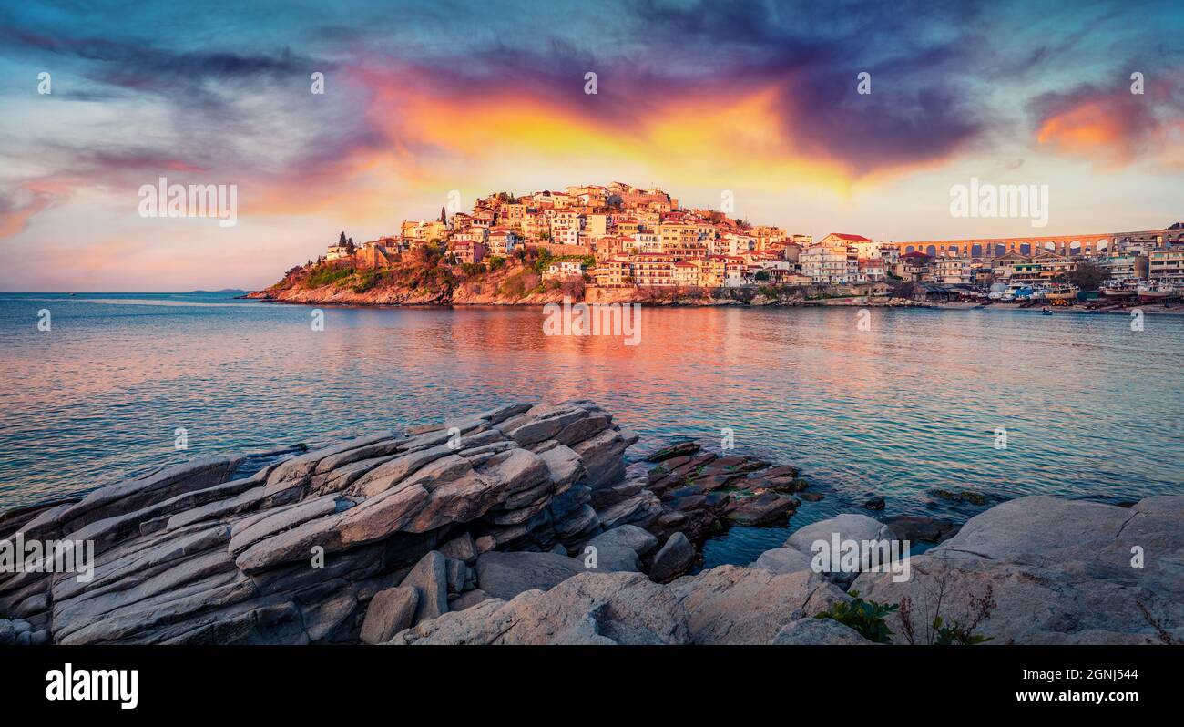 Unglaublicher Sommeraufgang auf der Ägäis. Spektakuläres Stadtbild am Morgen von Kavala, der wichtigsten Hafenstadt im Osten Mazedoniens und der Hauptstadt von Stockfoto