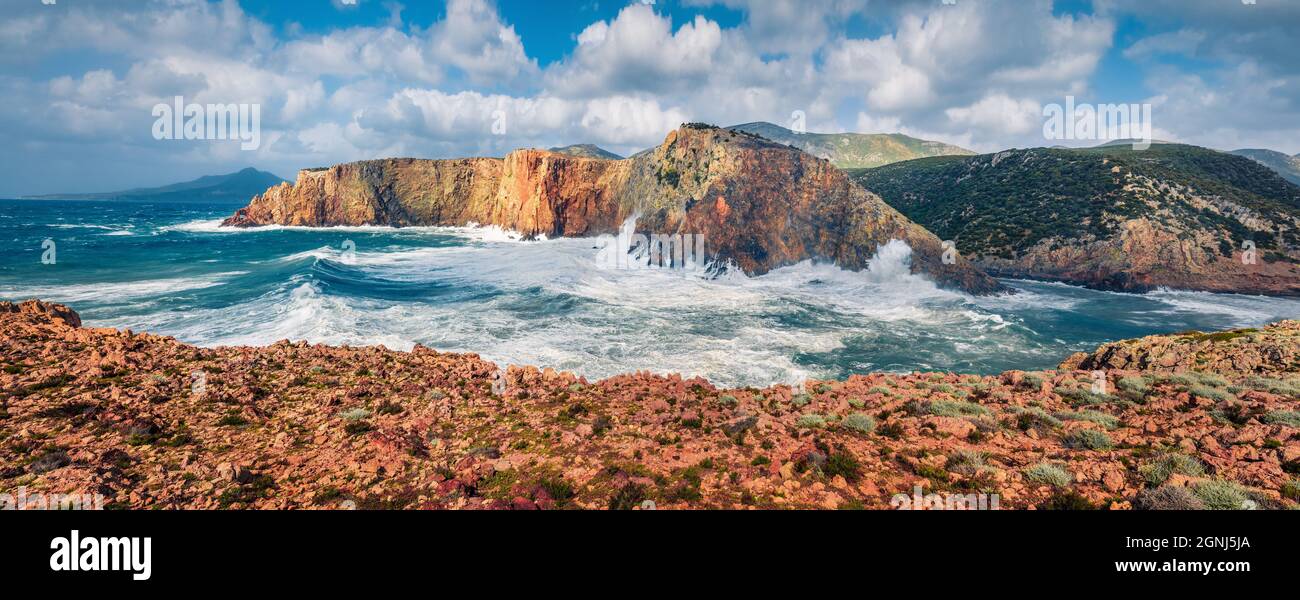 Dramatische Morgenszene von Cala Lunga. Panorama-Sommer-Ansicht von Sardinien, Italien, Europa. Bunte Landschaft des Canyon di Cala Domestica. Die Schönheit von Natu Stockfoto