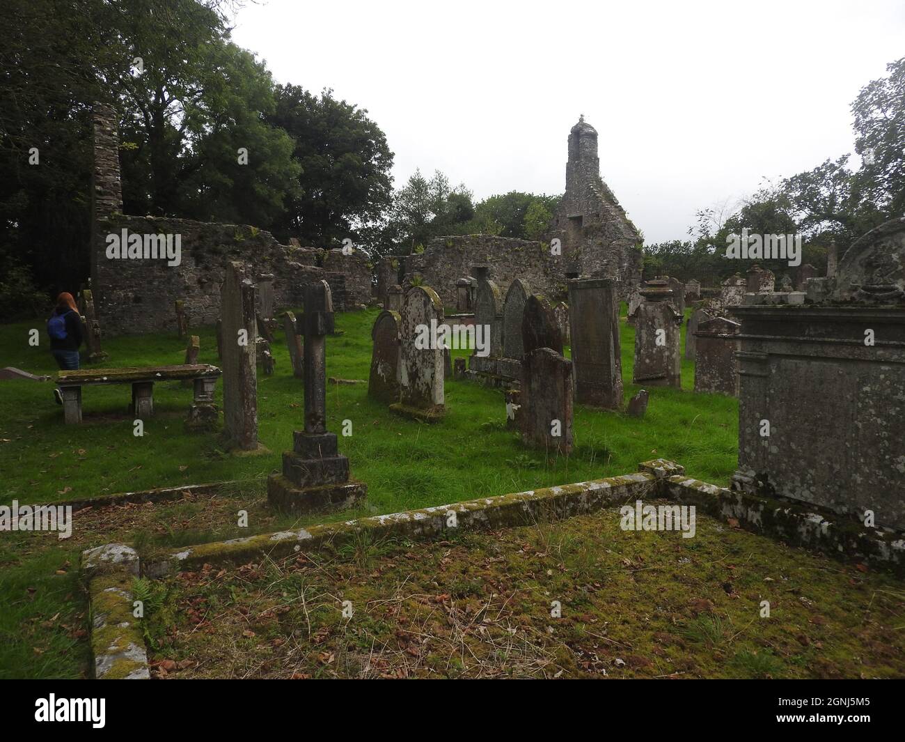 Auf dem Gelände der Monigaff (Minnigaff) Kirche oder Kirk, in der Nähe von Newton Stewart, Dumfries und Galloway. Die "neue" Kirche ist eine Kirche unter dem B-Denkmalschutz, die 1836 nach einem neugotischen Entwurf von William Burn erbaut wurde. Auf dem gleichen Gelände befinden sich die Ruinen der alten Kirche (hier abgebildet) mit den dazugehörigen Begräbnissen, die mit alten Grabsteinen markiert sind. Es wurde an der Stelle eines älteren motte- und bailey-Schlosses errichtet Stockfoto