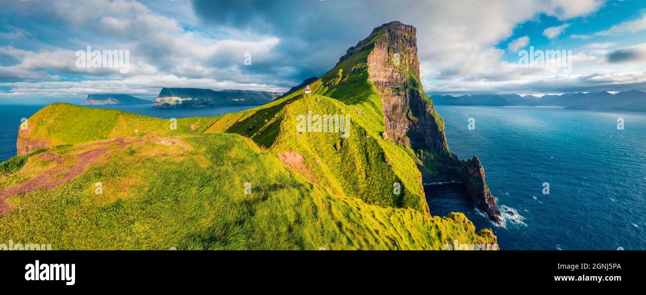 Panoramablick auf den Leuchtturm Kallur, Kalsoy Island. Herrliche Sommerszene vonFäröer Inseln, Königreich Dänemark, Europa. Fantastische Seestücke von A Stockfoto