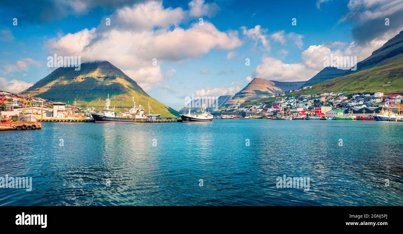 Panoramablick auf den Hafen von Klaksvik, Insel Bordoy. Malerische Sommerszene des Fjords am Atlantischen Ozean. Schöne Landschaft der Färöer Inseln, Kin Stockfoto