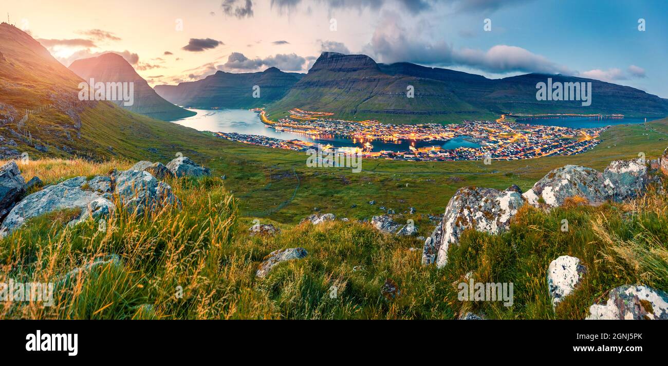 Erstaunliche Sommer Stadtbild von Klaksvik Stadt. Unglaubliche Abendszene auf der Insel Bordoy, Färöer, Dänemark, Europa. Hintergrund des Reisekonzepts. Stockfoto