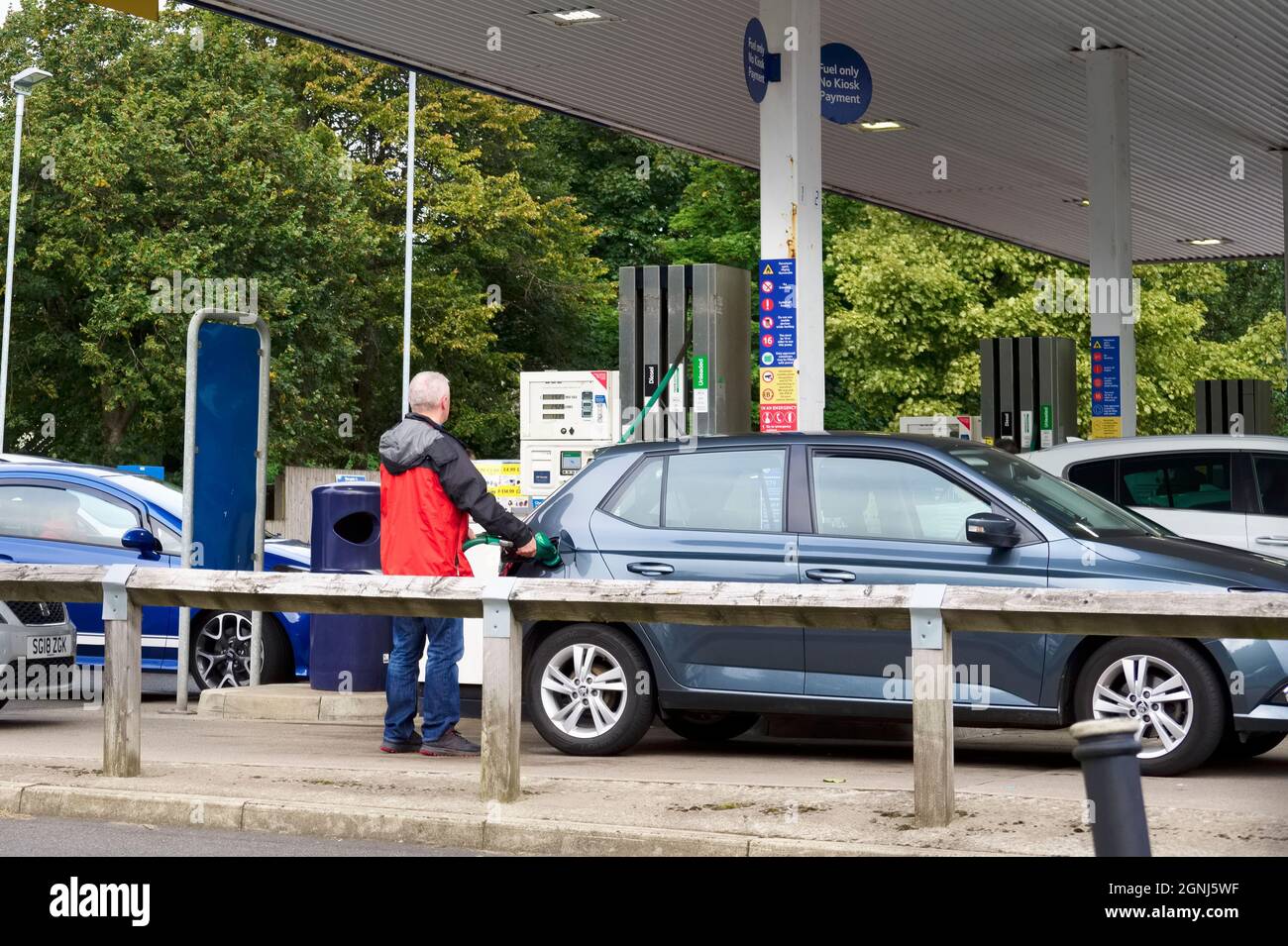 London, England, Großbritannien, 26. September 2021, Kunde füllt das Auto mit Benzin, weil die Medien berichteten, dass Großbritannien mit einem Kraftstoffmangel konfrontiert sei Stockfoto