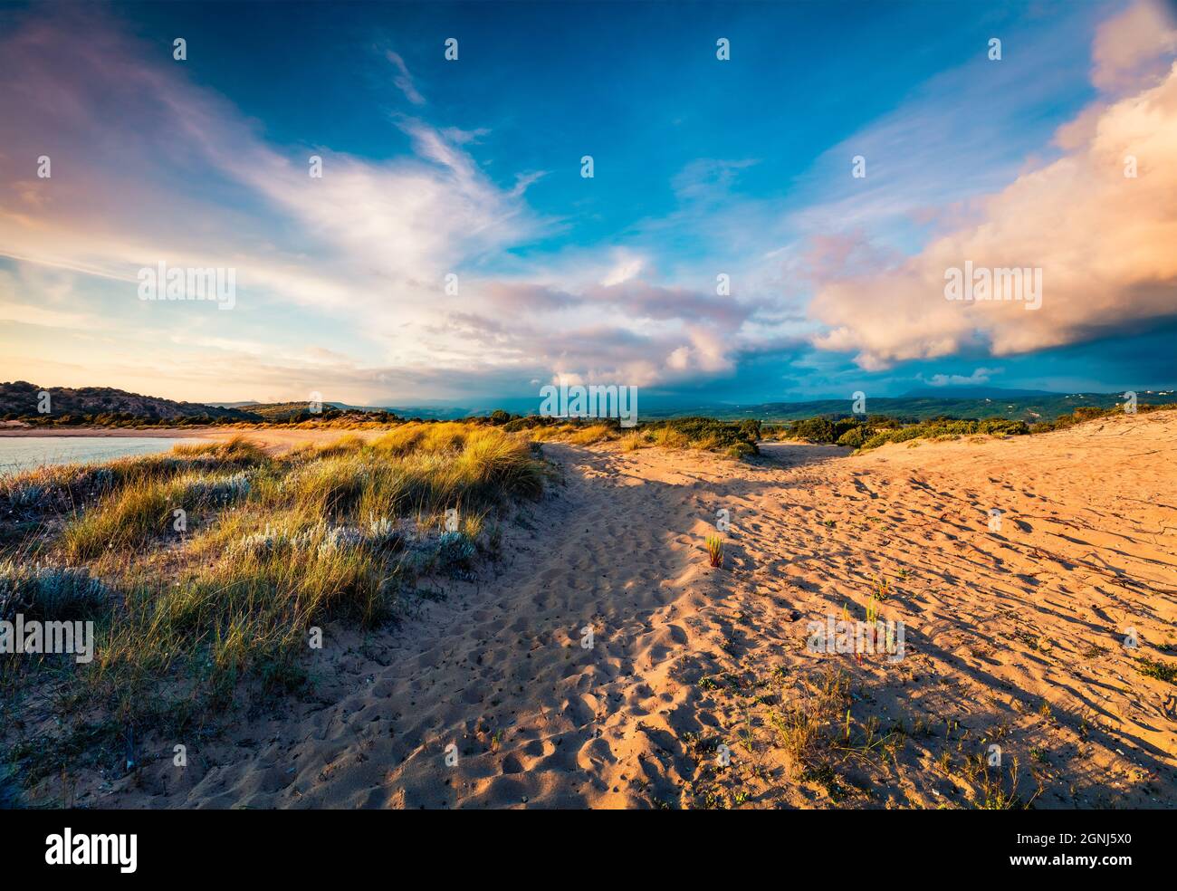 Dramatischer Blick auf den Strand von Voidokilia im Sommer. Malerischer Sonnenaufgang am Ionischen Meer, Lage in der Stadt Pilos, Griechenland, Europa. Schönheit der Natur Konzept Hintergrund. Stockfoto