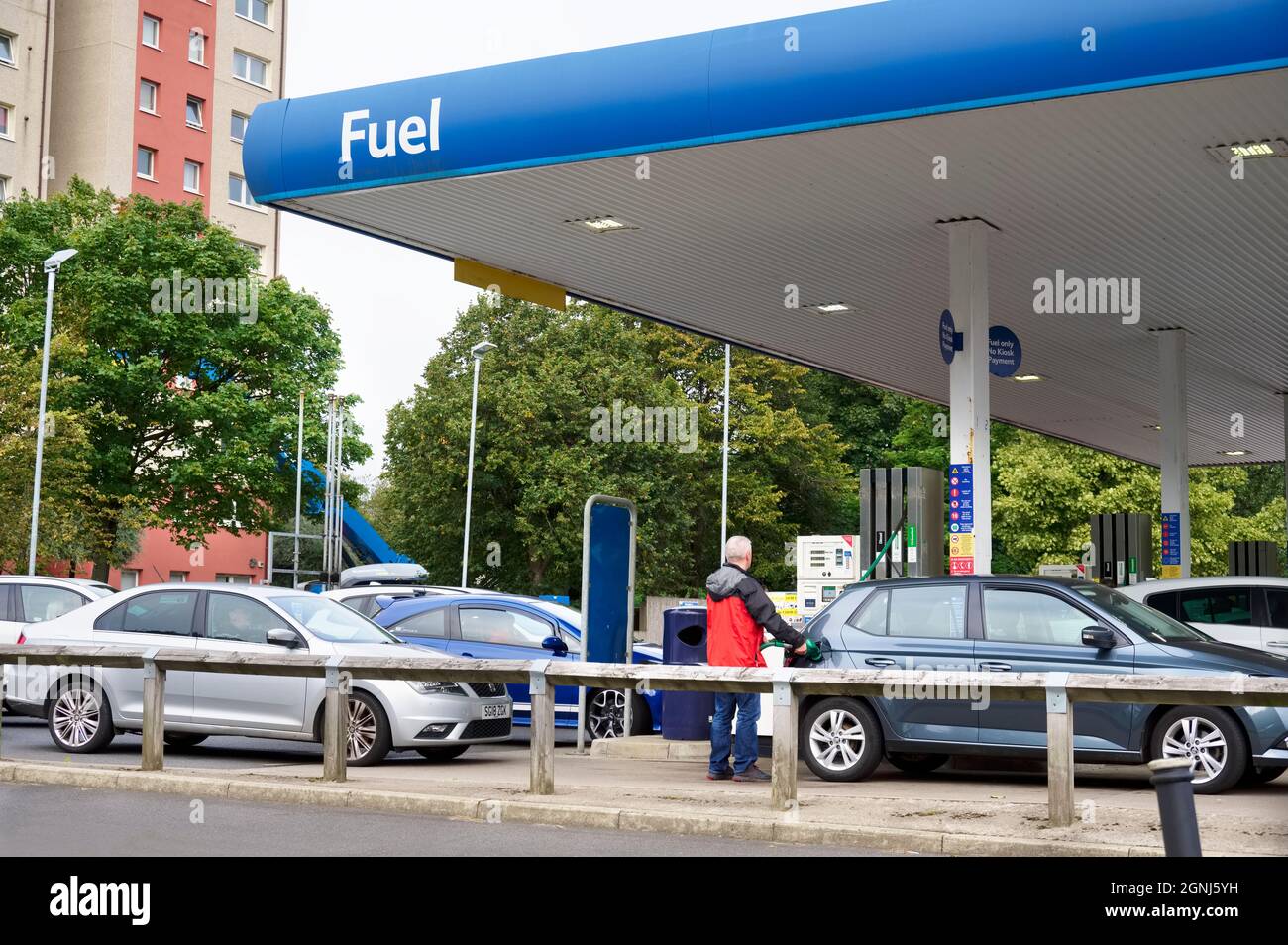 London, England, Großbritannien, 26. September 2021, Kunde füllt das Auto mit Benzin, weil die Medien berichteten, dass Großbritannien mit einem Kraftstoffmangel konfrontiert sei Stockfoto