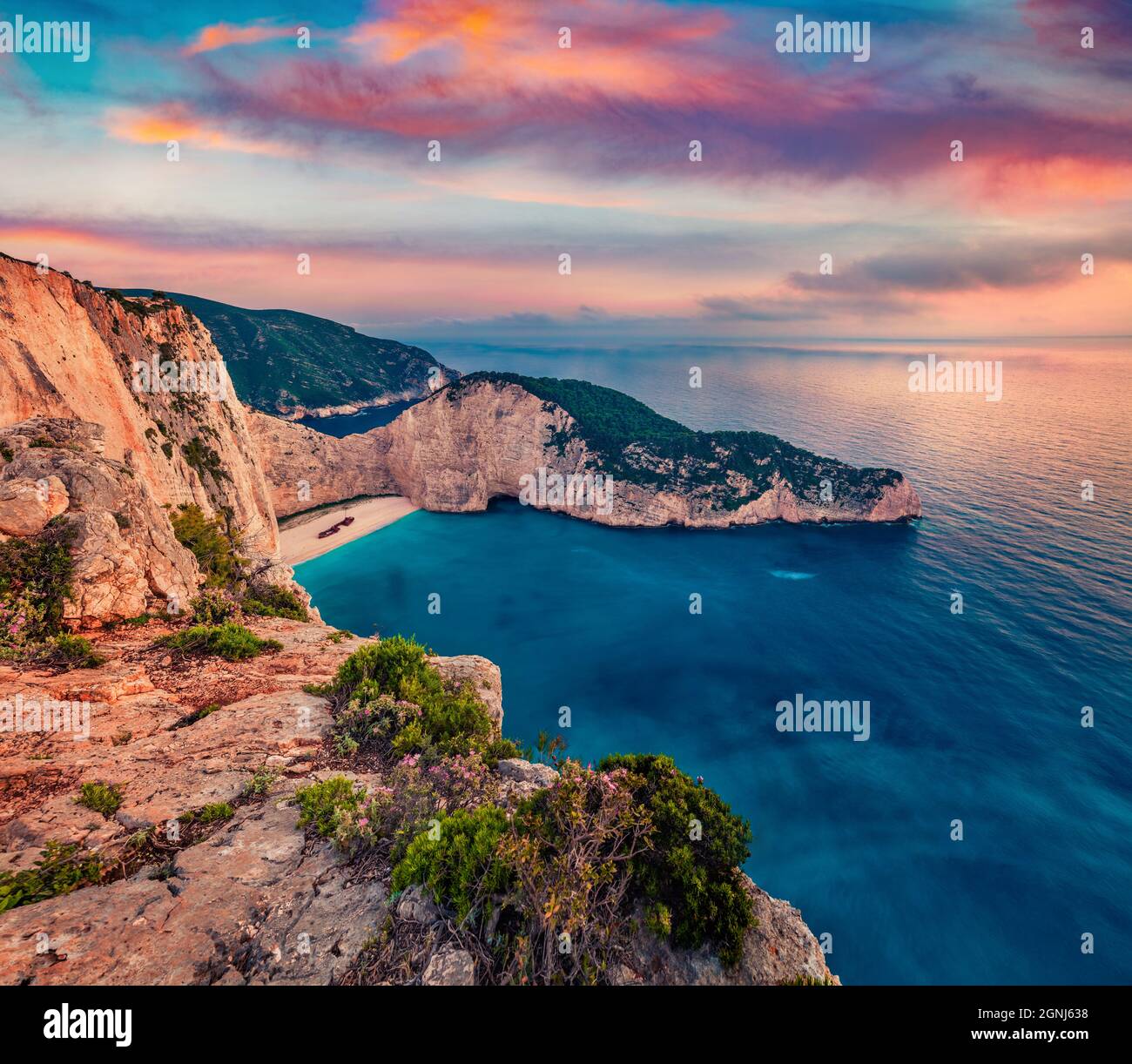 Herrlicher Sommersonnenaufgang am Shipwreck Beach. Beeindruckende Morgendüste vonIonisches Meer, Insel Zakinthos, Griechenland, Europa. Schönheit der Natur Konzept backgro Stockfoto